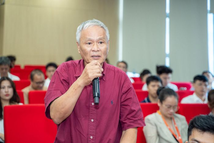 Ông Lê Mạnh Tuấn, Giám đốc Công ty Công nghệ Long Phương chuyên cung cấp các thiết bị y tế nêu các điểm nghẽn của doanh nghiệp. Ảnh: Xuân Hải