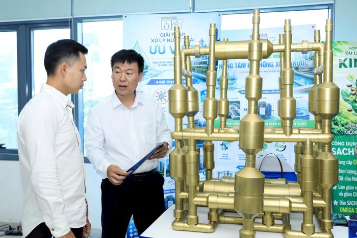 Ông Vũ Tiến Anh, Giám đốc Công ty Công nghệ xử lý nước TA giới thiệu công nghệ MET đến khách hàng. Ảnh: Xuân Hải