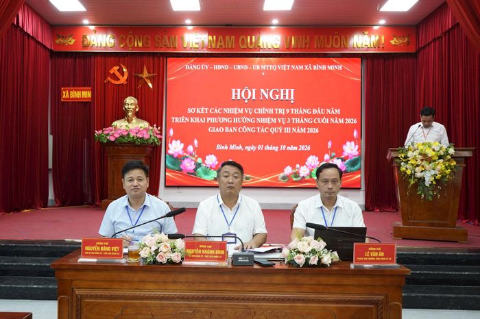 Các đồng chí Thường trực Đảng ủy xã Bình Minh chủ trì hội nghị. Ảnh: Đ.Luyện