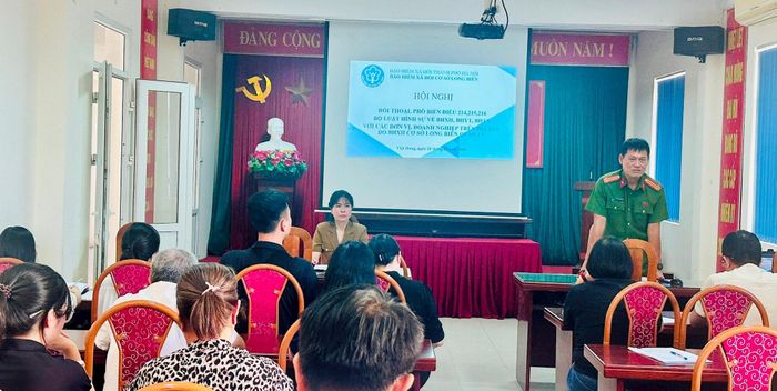 Công an phường Việt Hưng phổ biến các quy định tại Điều 214, 215 và 216 Bộ luật Hình sự tới doanh nghiệp.