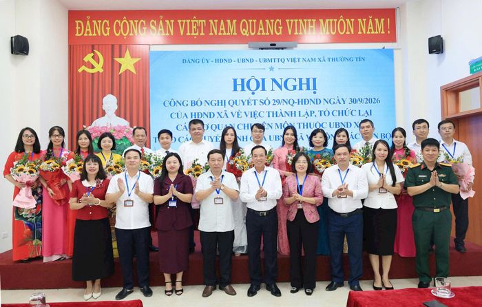 Bí thư Đảng ủy xã Thường Tín Nguyễn Mạnh Hà và các đồng chí Thường trực Đảng ủy xã trao quyết định, tặng hoa chúc mừng lãnh đạo các phòng chuyên môn. Ảnh:PV