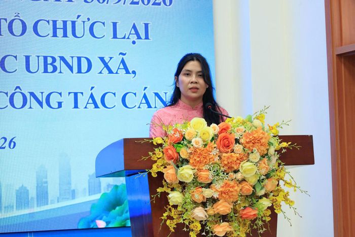 Trưởng phòng Văn hóa - Xã hội Nguyễn Thị Vân Anh phát biểu nhận nhiệm vụ. Ảnh: PV