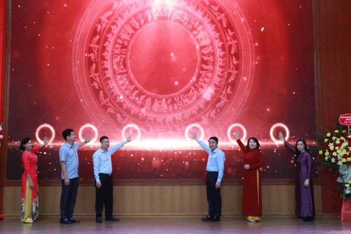 Lãnh đạo phường Tây Hồ phát động “Tuần lễ hưởng ứng học tập suốt đời năm 2026”. Ảnh: Hoàng Lân