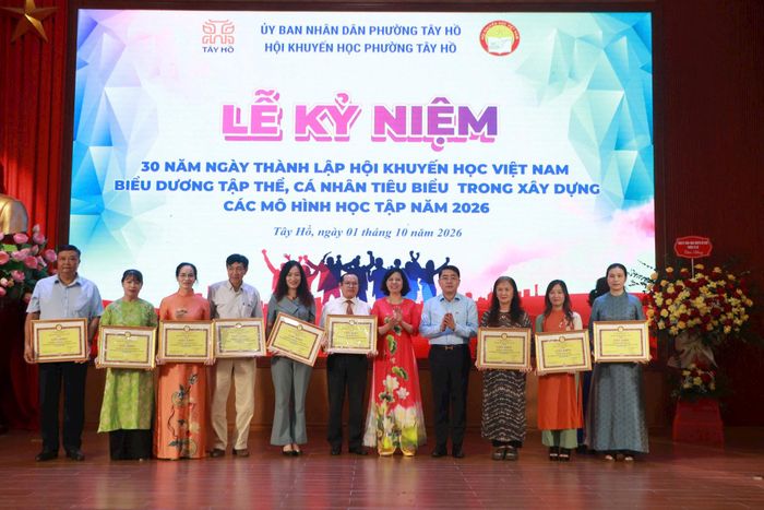 UBND phường Tây Hồ biểu dương tập thể, cá nhân tiêu biểu trong xây dựng các mô hình học tập năm 2026. Ảnh: Hoàng Lân