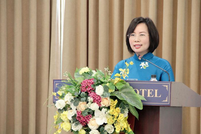 Ủy viên Ban Thường vụ Thành ủy, Chủ tịch Ủy ban MTTQ Việt Nam thành phố Hà Nội Bùi Huyền Mai trao đổi tại Lớp đào tạo, bồi dưỡng cán bộ Thủ đô Viêng Chăn (Lào). Ảnh: Lê Phương