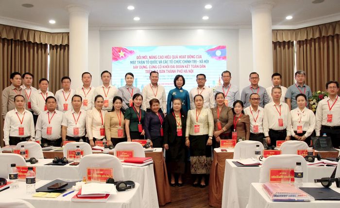 Đồng chí Bùi Huyền Mai cùng các cán bộ Thủ đô Viêng Chăn. Ảnh: Lê Phương