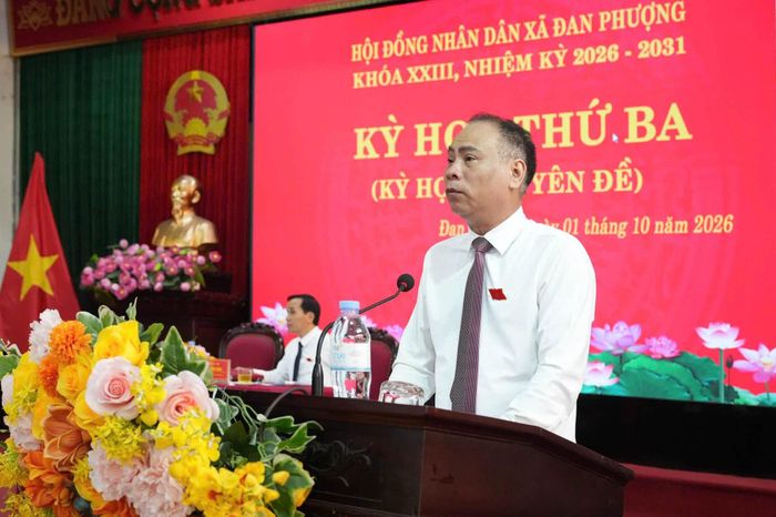 Bí thư Đảng ủy, Chủ tịch HĐND xã Đan Phượng Nguyễn Gia Hiển phát biểu bế mạc kỳ họp. Ảnh: Ngân Nguyễn