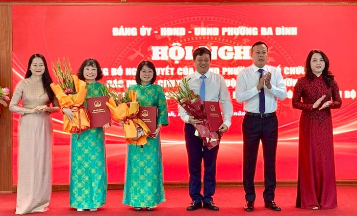 Lãnh đạo Đảng uỷ, HĐND và UBND phường Ba Đình trao quyết định kiện toàn các chức danh lãnh đạo của Phòng Văn hoá - Xã hội. Ảnh: PV