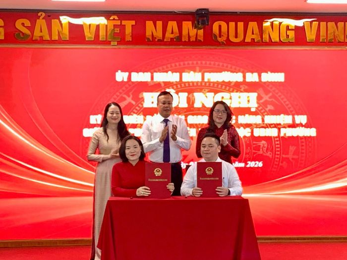 Lãnh đạo Đảng uỷ, HĐND và UBND phường Ba Đình chứng kiến lễ ký biên bản bàn giao nhiệm vụ giữa Văn phòng HĐND-UBND phường và Phòng Nội vụ - Tư pháp. Ảnh: PV
