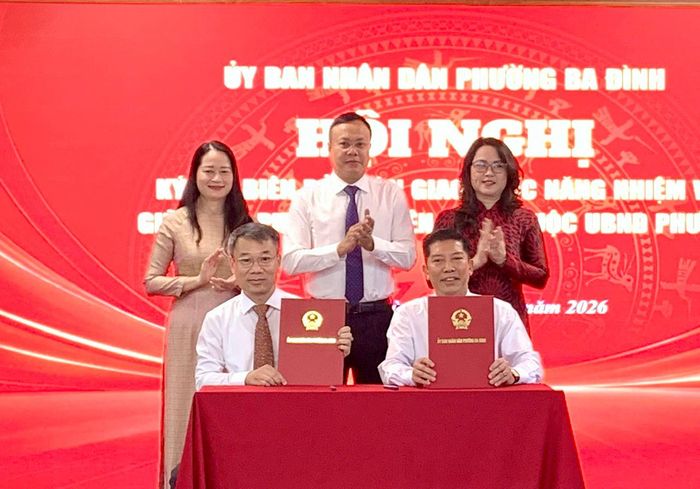 Lãnh đạo Đảng uỷ, HĐND và UBND phường Ba Đình chứng kiến lễ ký biên bản bàn giao nhiệm vụ giữa Phòng Kinh tế và Phòng Hạ tầng - Đô thị - Môi trường. Ảnh: PV