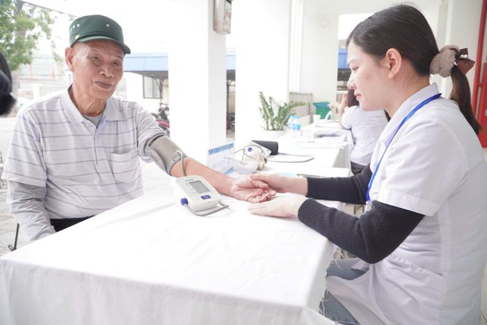 Chủ động chăm sóc, thăm khám sức khỏe đối với người cao tuổi, góp phần nâng cao chất lượng cuộc sống. Ảnh: Thắng Đạt