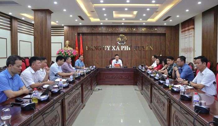 Bí thư Đảng ủy xã Phú Xuyên Nguyễn Xuân Thanh chủ trì hội nghị giao ban về tiến độ giải phóng mặt bằng Dự án Trục không gian Quốc lộ 1A.