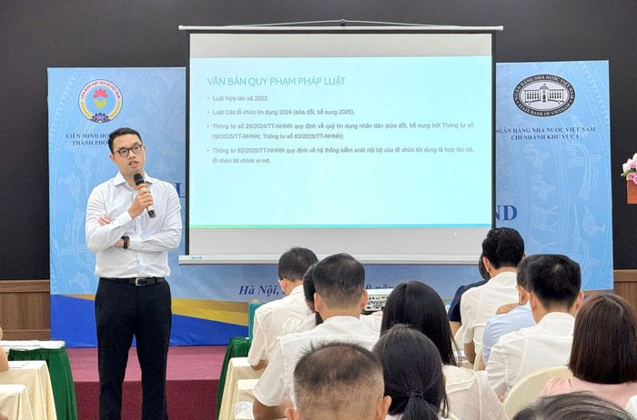 TS. Phan Đăng Hải - giảng viên Khoa Luật - Học viện Ngân hàng truyền đạt kiến thức pháp luật tại lớp bồi dưỡng. Ảnh: LMHTX