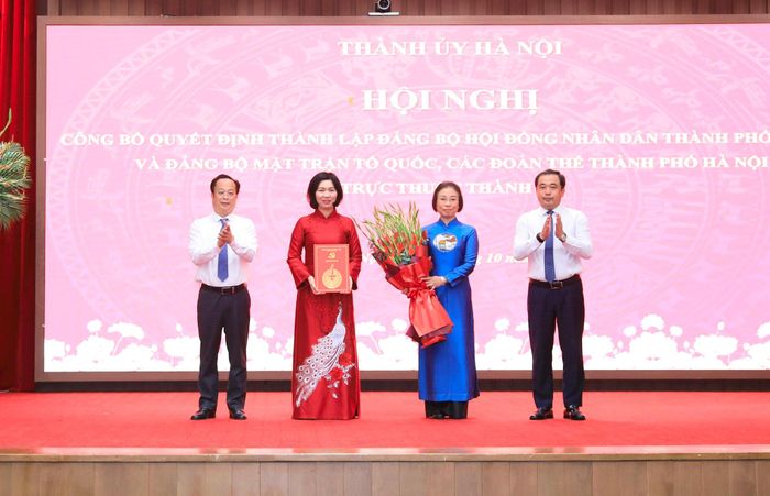 Bí thư Thành ủy Hà Nội Trần Đức Thắng trao Quyết định thành lập Đảng bộ HĐND thành phố Hà Nội trực thuộc Thành ủy. Ảnh: Quang Thái