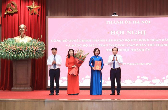 Bí thư Thành ủy Hà Nội Trần Đức Thắng trao Quyết định thành lập Đảng bộ Mặt trận Tổ quốc, các đoàn thể thành phố trực thuộc Thành ủy. Ảnh: Quang Thái
