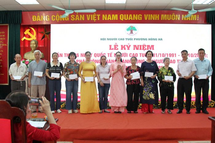 Phó Bí thư Thường trực Đảng uỷ phường Hồng Hà Phùng Mỹ Ngà tặng quà người cao tuổi có hoàn cảnh khó khăn. Ảnh: PV