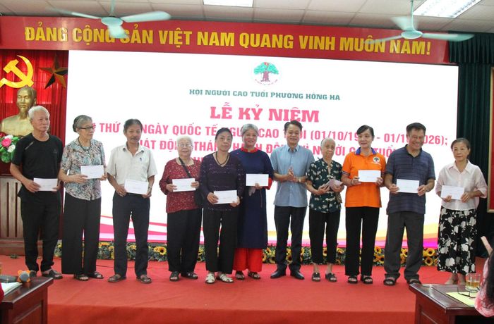 Phó Chủ tịch Thường trực Hội Người cao tuổi thành phố Hà Nội Đoàn Ngọc Triệu tặng quà người cao tuổi có hoàn cảnh khó khăn. Ảnh: PV