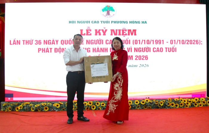 Bà Nguyễn Kim Lan, thay mặt Hội Người cao tuổi phường Hồng Hà nhận quà tặng từ nhà tài trợ. Ảnh: PV
