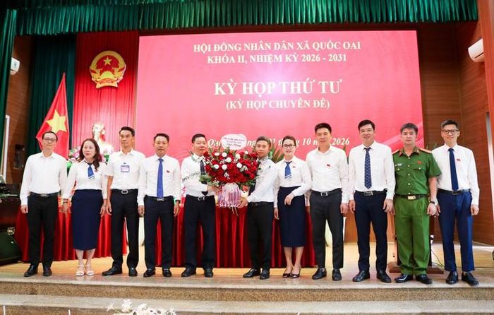 Các đồng chí Thường trực Đảng uỷ, các đồng chí trong Ban Thường vụ Đảng uỷ xã Quốc Oai tặng hoa chúc mừng ông Phùng Huy Diễn giữ chức vụ Chủ tịch UBND xã Quốc Oai, nhiệm kỳ 2026–2031.