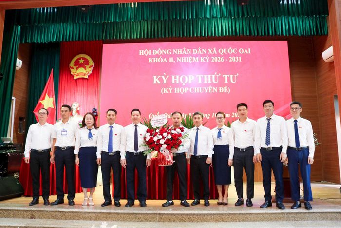 Các đồng chí Thường trực Đảng uỷ, các đồng chí trong Ban Thường vụ Đảng uỷ tặng hoa tri ân và chúc mừng ông Nguyễn Trung Thành - Nguyên Phó Bí thư Đảng ủy, Chủ tịch UBND xã Quốc Oai được cấp có thẩm quyền điều động nhận nhiệm vụ tại địa phương khác. Ảnh: Nguyễn Liên
