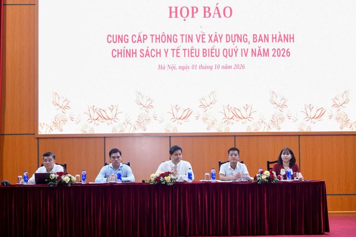 Các nhà quản lý, chuyên gia thông tin về các chính sách y tế trọng điểm. Ảnh: Như Ý