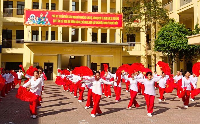 Người cao tuổi xã Phù Đổng tham gia biểu diễn dưỡng sinh nhân kỷ niệm ngày 1/10. Ảnh PV