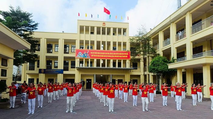 Màn đồng diễn dân vũ do người cao tuổi xã Phù Đổng biểu diễn sáng 1/10. Ảnh PV