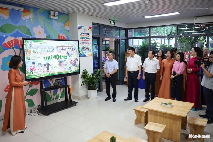 Các đại biểu tham quan góc thư viện mở. Ảnh: TH