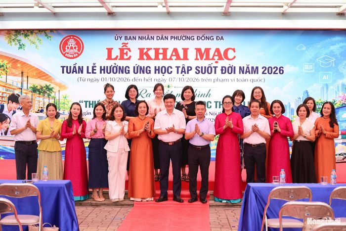 Các đại biểu cùng hưởng ứng lễ phát động. Ảnh: TH