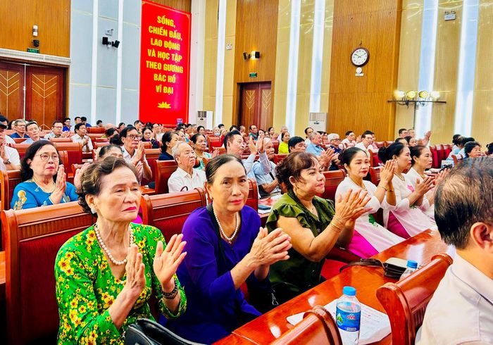 Không khí vui tươi, phấn khởi của các đại biểu người cao tuổi. Ảnh: Trần Oanh.