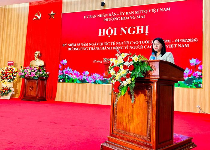 Phó Chủ tịch UBND phường Nguyễn Quỳnh Trang báo cáo công tác người cao tuổi. Ảnh: Trần Oanh.