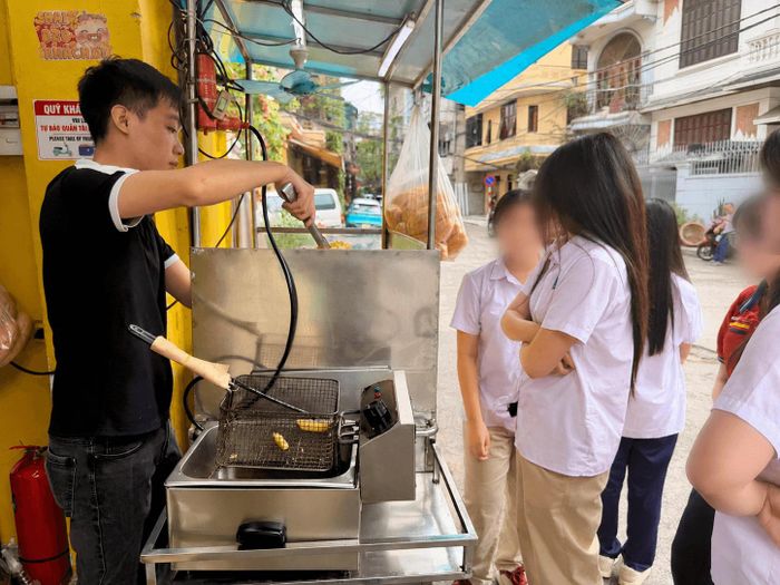 Thực phẩm bán quanh khu vực trường học là một trong những vấn đề cần được kiểm soát chặt về an toàn thực phẩm. Ảnh minh họa: H.Duy