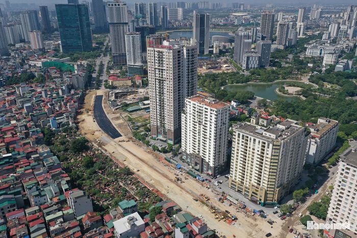 Không khí thi công trên tuyến đường Vành đai 2,5 đoạn qua địa bàn phường Cầu Giấy đang rất khẩn trương.