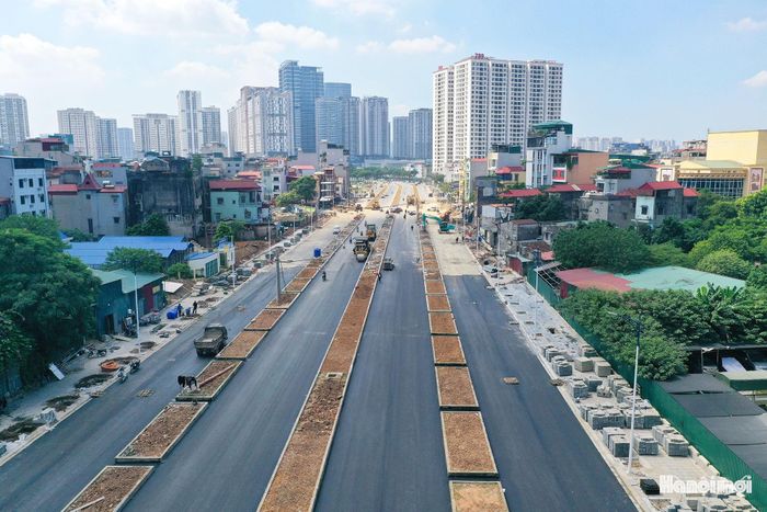 Tại đoạn tuyến Vành đai 2,5 đi qua phường Xuân Đỉnh đã cơ bản hoàn thành, máy móc nhân lực của nhà thầu đang hoàn thiện nốt phần việc còn lại của dự án.