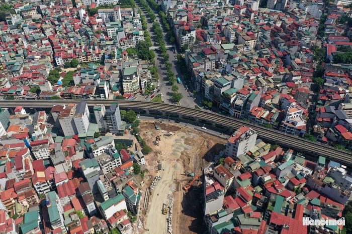 Bà Nguyễn Thị Hòa (phường Cầu Giấy) chia sẻ: “Chúng tôi mong dự án sớm hoàn thành để đáp ứng nhu cầu đi lại của người dân; đồng thời tạo diện mạo mới khang trang hơn cho khu vực”.