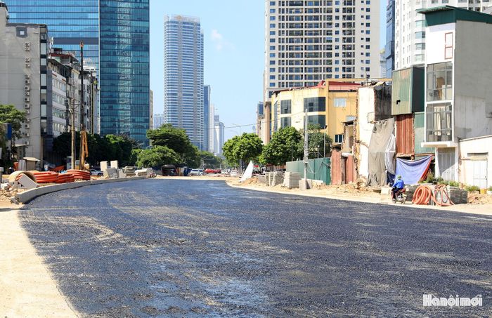 Đơn vị thi công đang tiến hành thảm nhựa nền đường