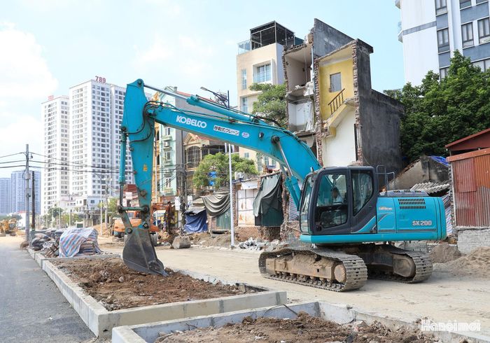Máy móc của nhà thầu đang hoàn thiện những hạng mục cuối cùng của dự án.
