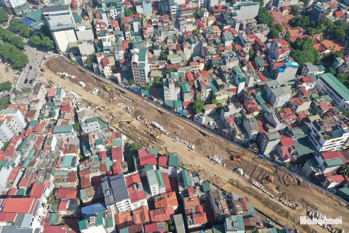 Đoạn này có chiều dài gần 1km với mặt cắt ngang đường là 50m.