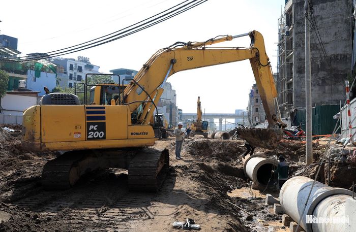 Ông Đặng Thanh Ngôn, Giám đốc Công ty Cổ phần Xây dựng và Vật tư thiết bị 1 (đơn vị triển khai tuyến Vành đai 2,5 đoạn Ngụy Như Kon Tum đến Nguyễn Trãi) cho biết: “Chúng tôi huy động tối đa máy móc, nhân lực chia 3 ca thi công ngày, đêm. Mỗi ca duy trì khoảng 100 kỹ sư, công nhân triển khai dự án”.