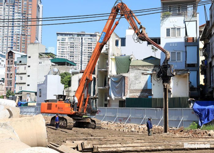 “Mặc dù gặp khó khăn ở nhiều đoạn vì nền đất yếu, nhưng đơn vị vẫn nỗ lực cao nhất bảo đảm tiến độ thành phố giao”, ông Ngôn chia sẻ thêm.