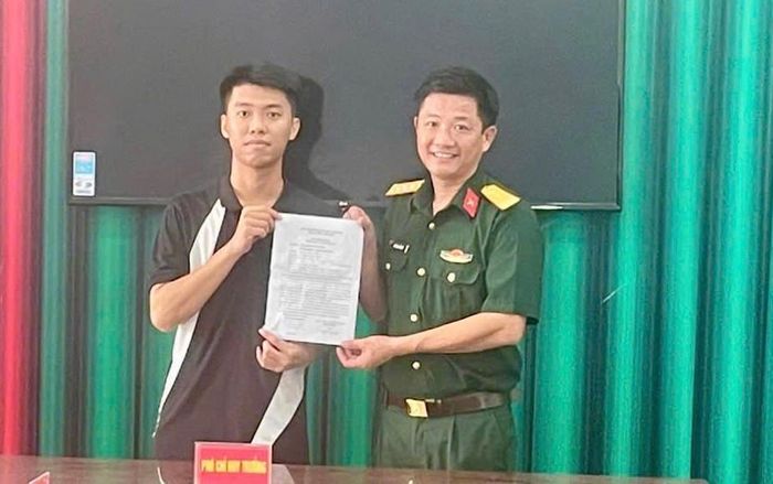 Thanh niên Nguyễn Duy Hiếu gác lại ước mơ riêng, tình nguyện viết đơn lên đường nhập ngũ. Ảnh: Biên Phạm
