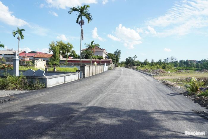 Tuyến đường mới khang trang tại xã Dân Hòa. Ảnh: Lê Dung