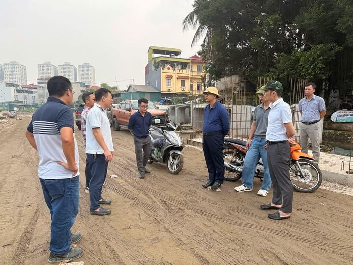 Lãnh đạo xã Đại Thanh kiểm tra, đôn đốc tiến độ dự án đường giao thông làng nghề Hữu Hòa. Ảnh: PV