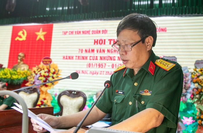 Đại tá, nhà văn Phùng Văn Khai, Tổng Biên tập Tạp chí Văn nghệ Quân đội phát biểu. Ảnh: Nguyễn Oanh