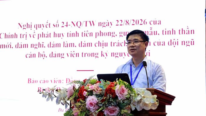 Bí thư Đảng ủy, Chủ tịch HĐND xã Đa Phúc Nguyễn Hồng Minh phát biểu tại hội nghị. Ảnh: Hồng Kỳ