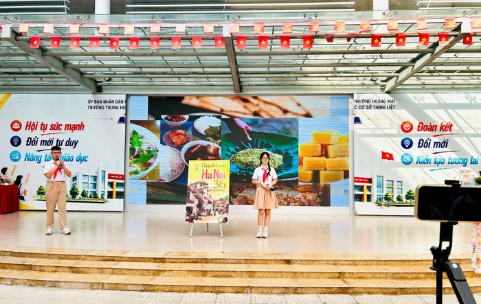 Học sinh Trường THCS Thịnh Liệt giới thiệu sách tại chương trình. Ảnh: Trần Oanh