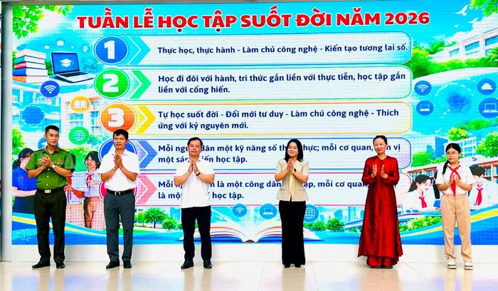 Các đại biểu cùng học sinh thực hiện nghi thức tại Tuần lễ hưởng ứng học tập suốt đời năm 2026. Ảnh: Trần Oanh.