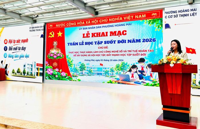 Phó Chủ tịch UBND phường Hoàng Mai Nguyễn Quỳnh Trang phát biểu tại buổi lễ. Ảnh: Trần Oanh.