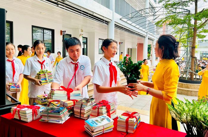 Học sinh các lớp hưởng ứng hoạt động “Đổi sách lấy cây” ngay sau lễ khai mạc. Ảnh: Trần Oanh.