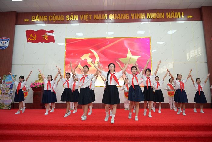 Trung tâm đặt tại Trường THCS Chu Văn An, song hoạt động học tập không bó hẹp trong một địa điểm mà được mở rộng tới trường học, nhà văn hóa, khu dân cư... Ảnh: Thái Phương